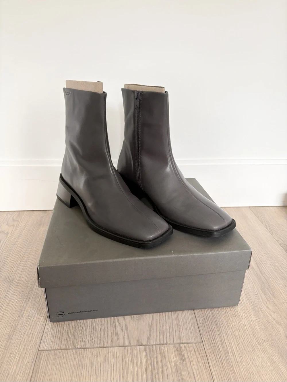 NWT Vagabond Gray Leather Ankle Zip Boots